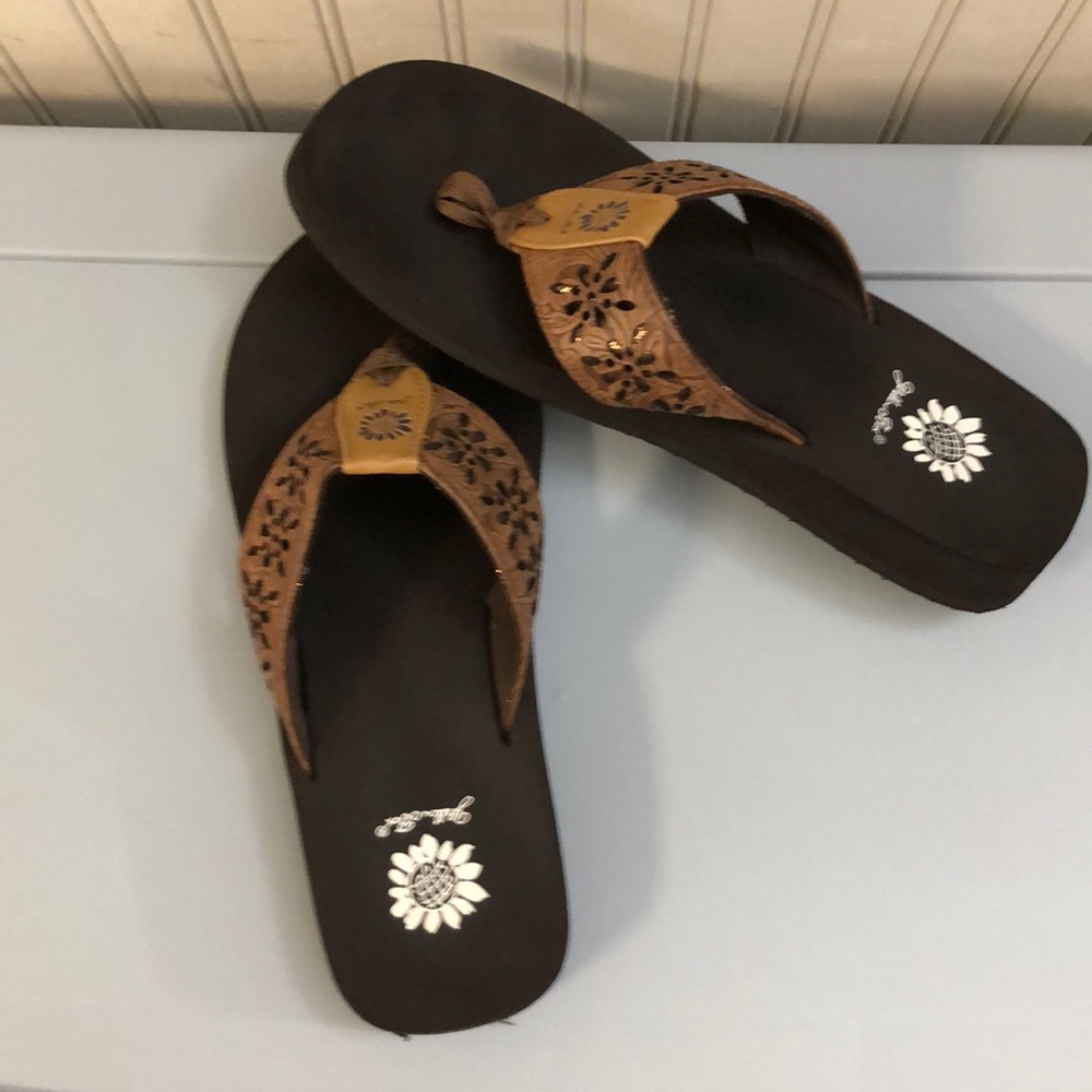 Yellow Box brown shimmer flip flops, size 8.5